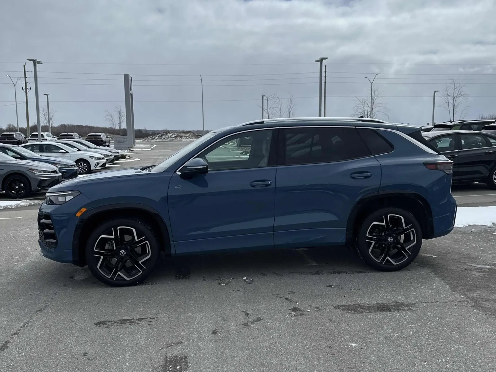 VW Tiguan Highline R-Line 2.0T, снимка 2 - Автомобили и джипове - 54274476