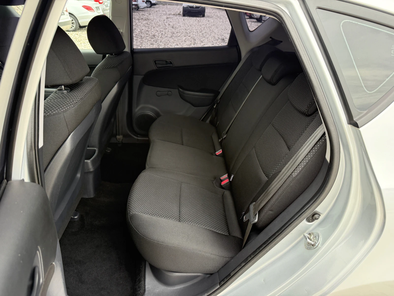 Hyundai I30 2.0CRDI FACELFT, снимка 12 - Автомобили и джипове - 54231321