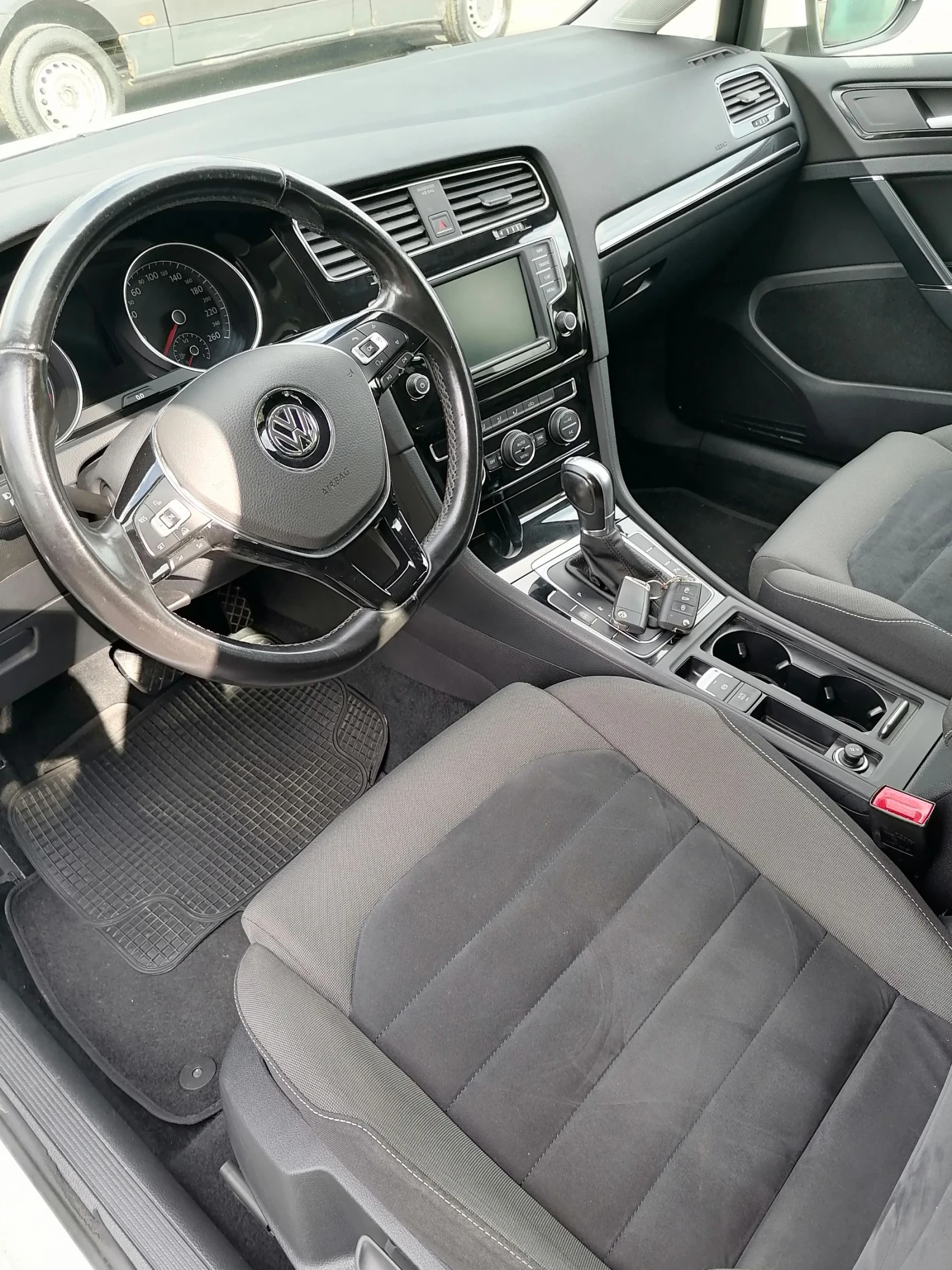 VW Golf 1.6TDI/Автомат/Навигация/124000км, снимка 17 - Автомобили и джипове - 54741136