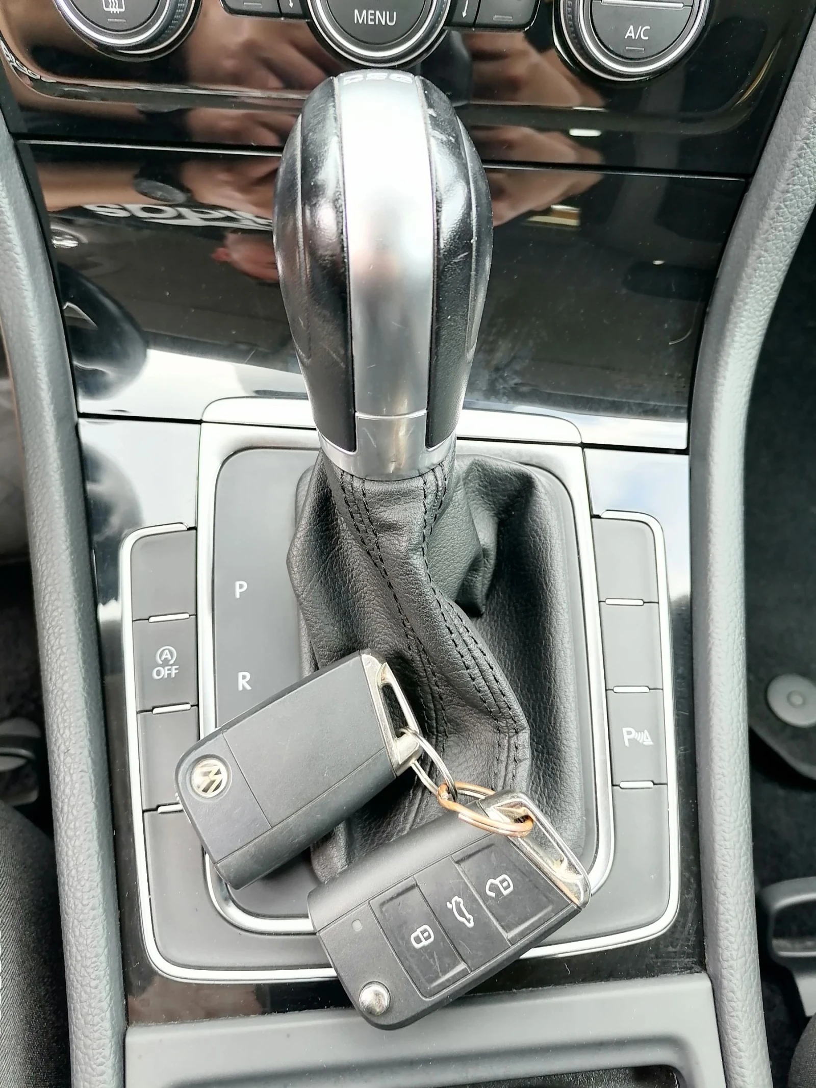 VW Golf 1.6TDI/Автомат/Навигация/124000км, снимка 16 - Автомобили и джипове - 54741136