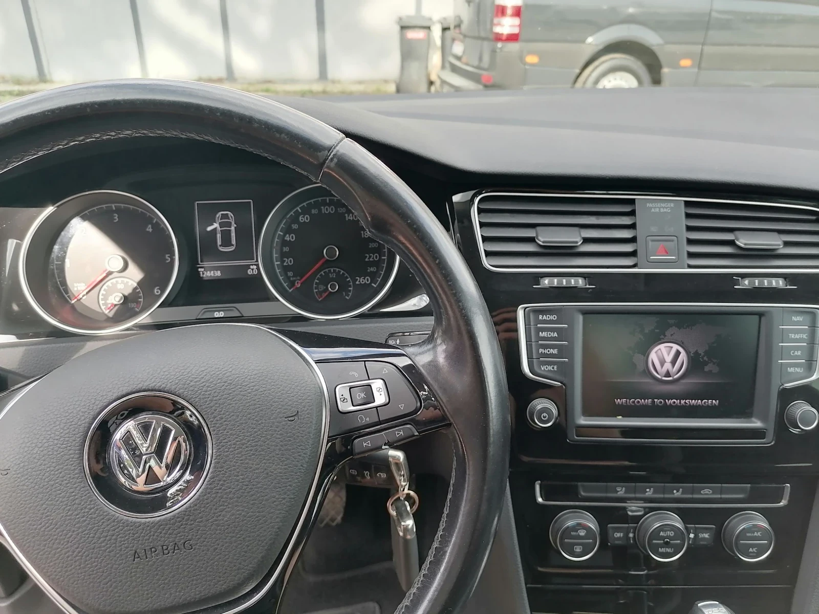VW Golf 1.6TDI/Автомат/Навигация/124000км, снимка 13 - Автомобили и джипове - 54741136
