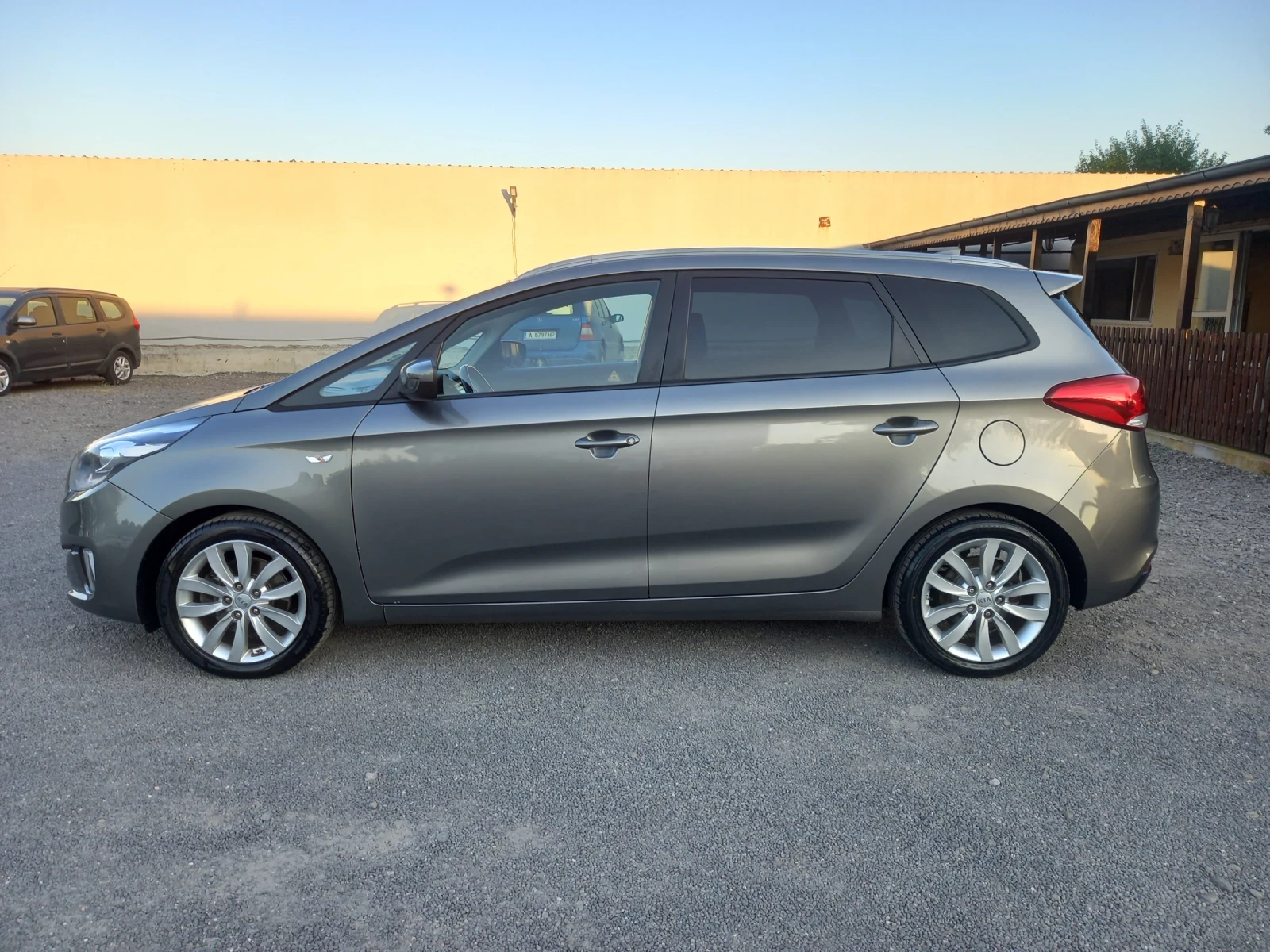 Kia Carens 6+ 1 места, снимка 7 - Автомобили и джипове - 55636448