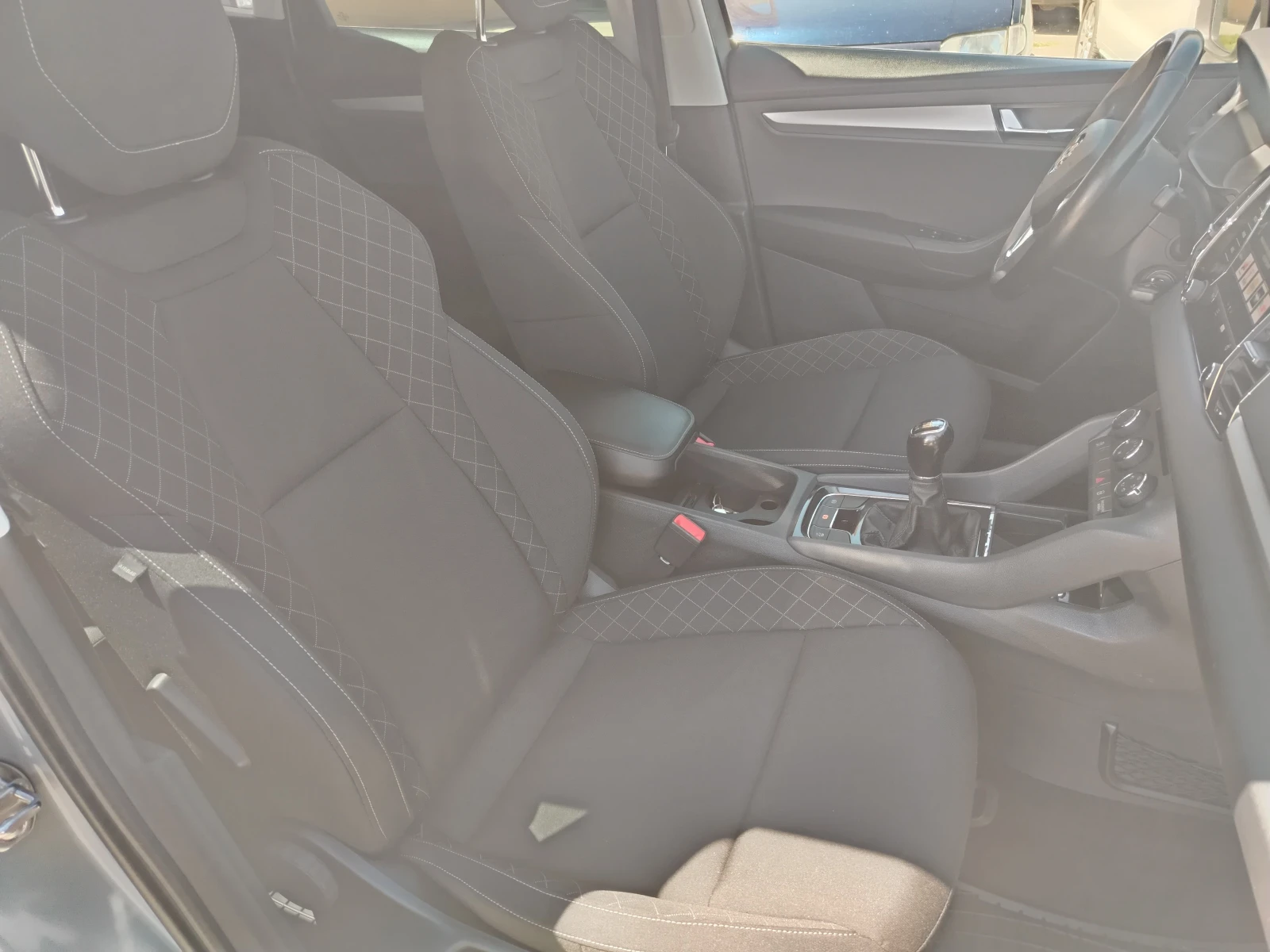 Skoda Karoq 2.0 TDI 4x4 , снимка 10 - Автомобили и джипове - 54304147