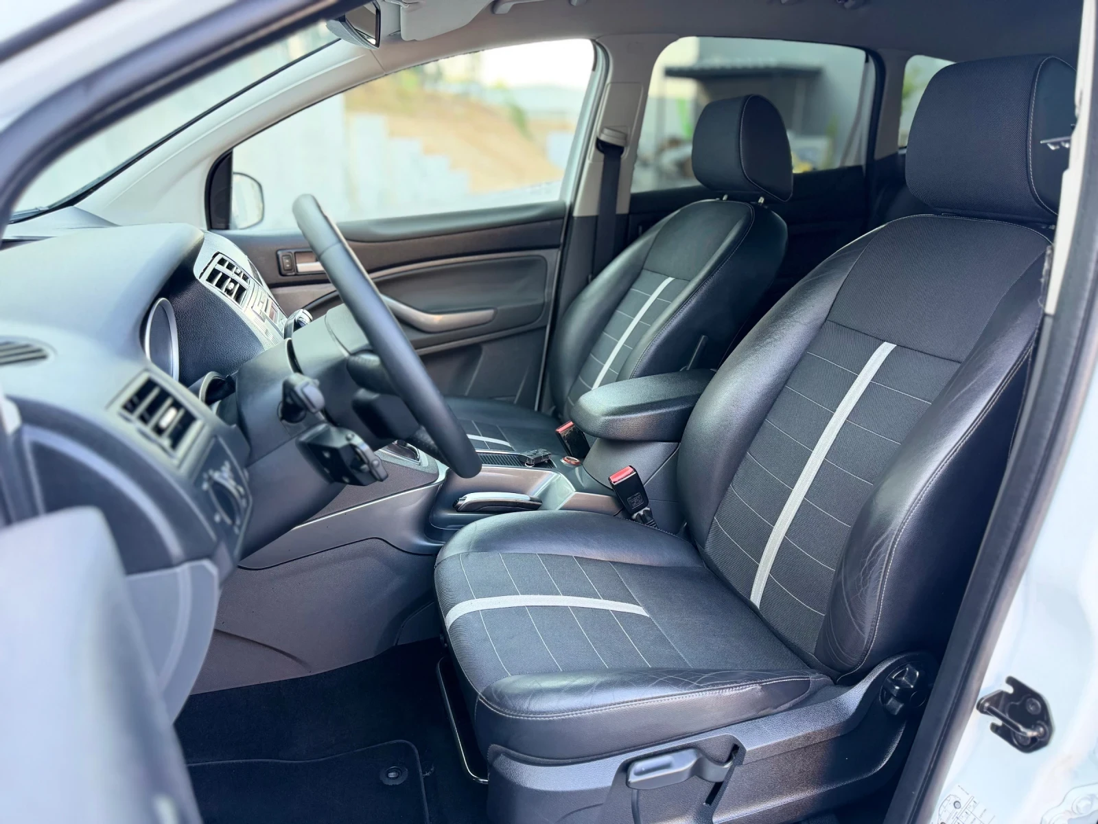 Ford Kuga 2.0TDCi~140hp~TITANIUM~4x4~KEYLESS GO, снимка 10 - Автомобили и джипове - 55798072