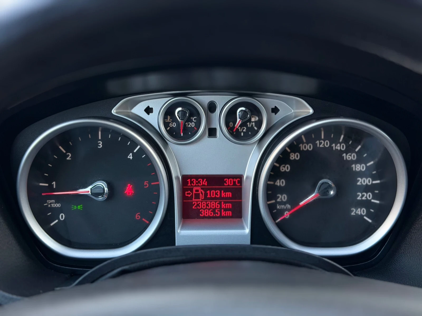 Ford Kuga 2.0TDCi~140hp~TITANIUM~4x4~KEYLESS GO, снимка 17 - Автомобили и джипове - 55798072