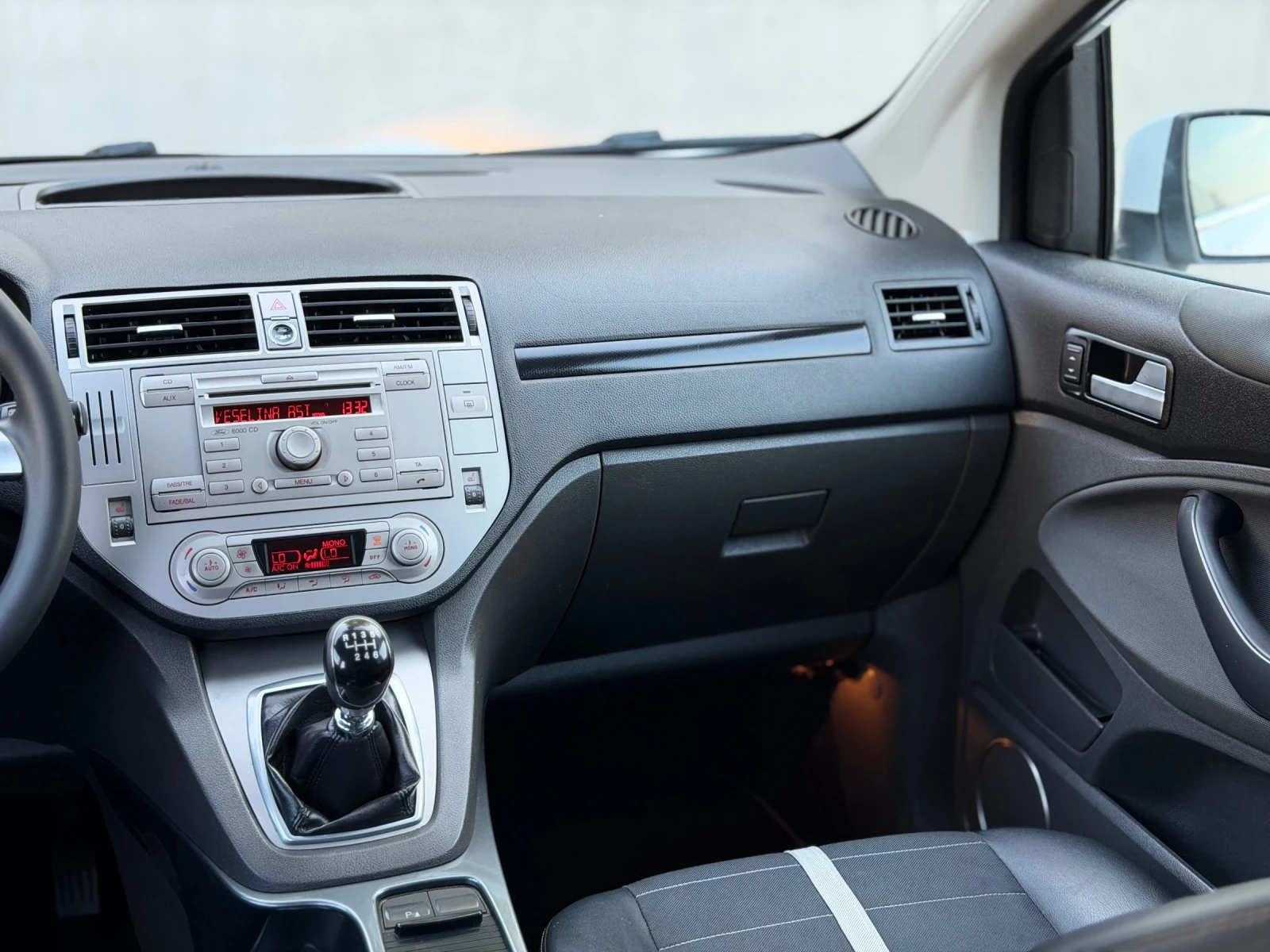 Ford Kuga 2.0TDCi~140hp~TITANIUM~4x4~KEYLESS GO, снимка 13 - Автомобили и джипове - 55798072