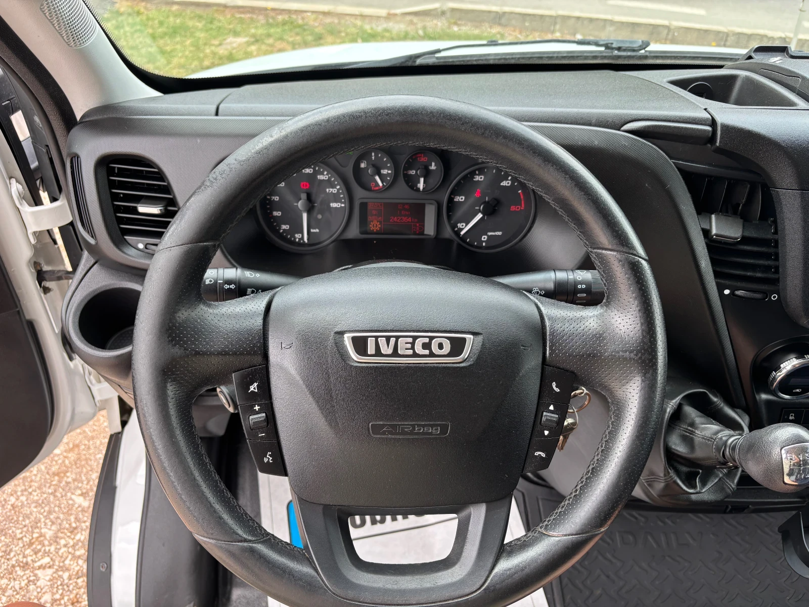 Iveco Daily 3.0 35S18-Климатроник, снимка 9 - Бусове и автобуси - 55122165
