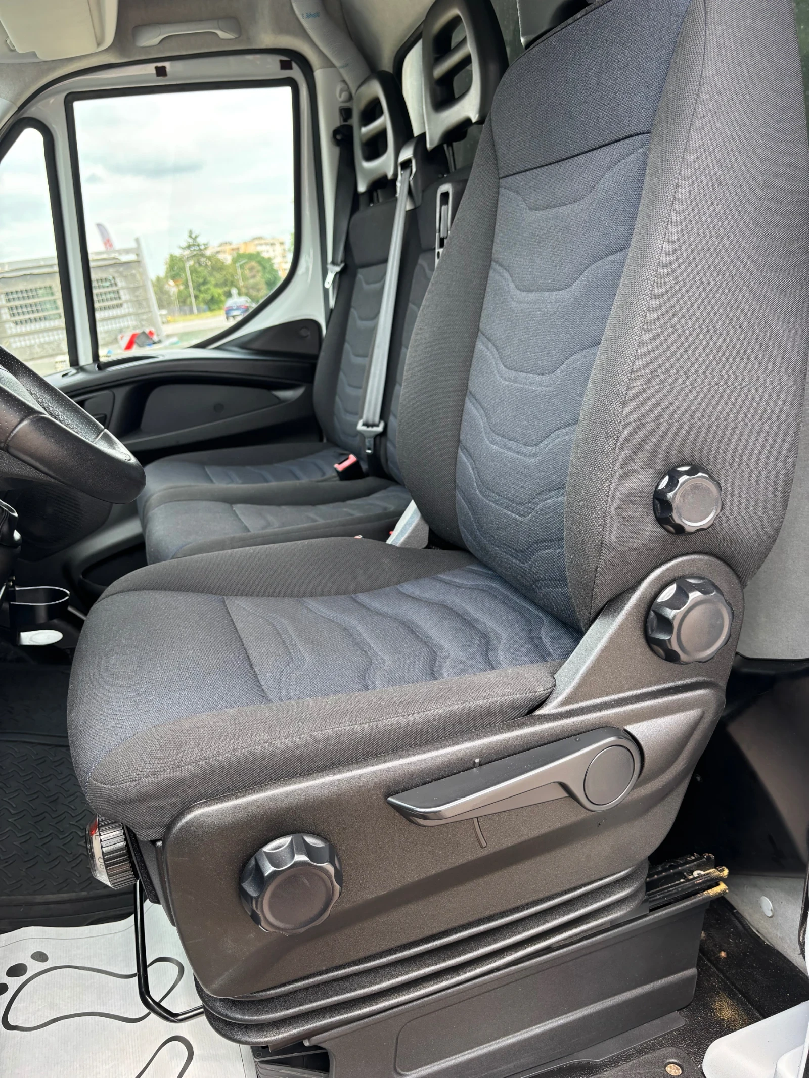 Iveco Daily 3.0 35S18-Климатроник, снимка 8 - Бусове и автобуси - 55122165