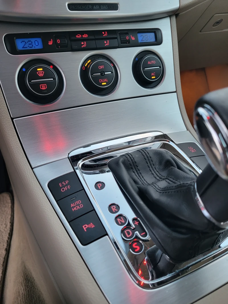 VW Passat 2.0 TDI  High line , снимка 12 - Автомобили и джипове - 53405057