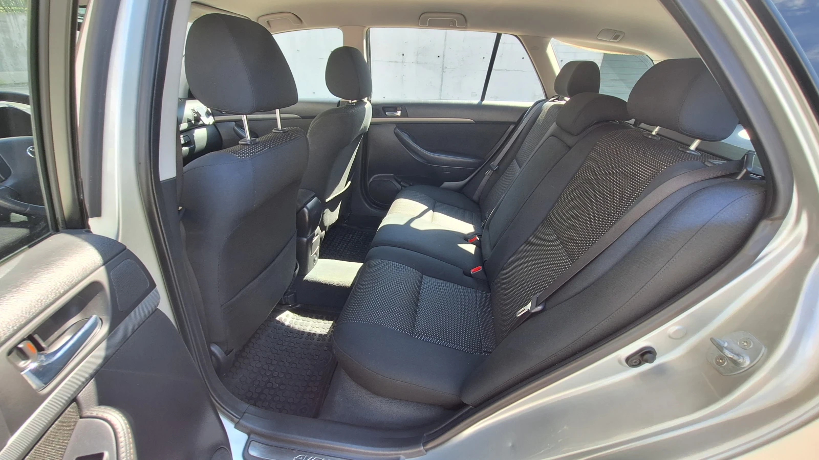 Toyota Avensis 2.0 VVT-i (Facelift), снимка 12 - Автомобили и джипове - 54127261