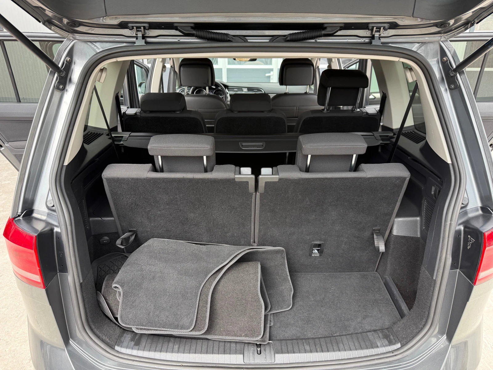 VW Touran DSG/7 места/EU6, снимка 15 - Автомобили и джипове - 55932072
