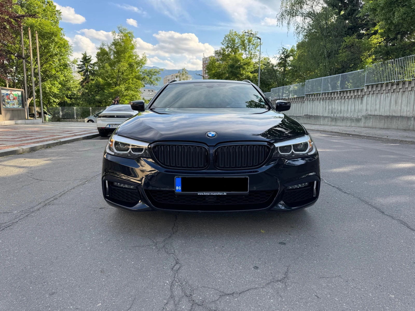 BMW 520 d xDrive M Sport Touring, снимка 2 - Автомобили и джипове - 56097614