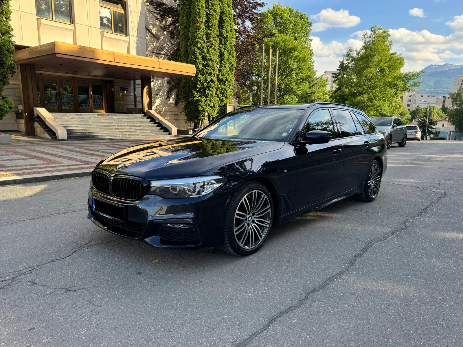BMW 520 d xDrive M Sport Touring, снимка 3 - Автомобили и джипове - 56097614