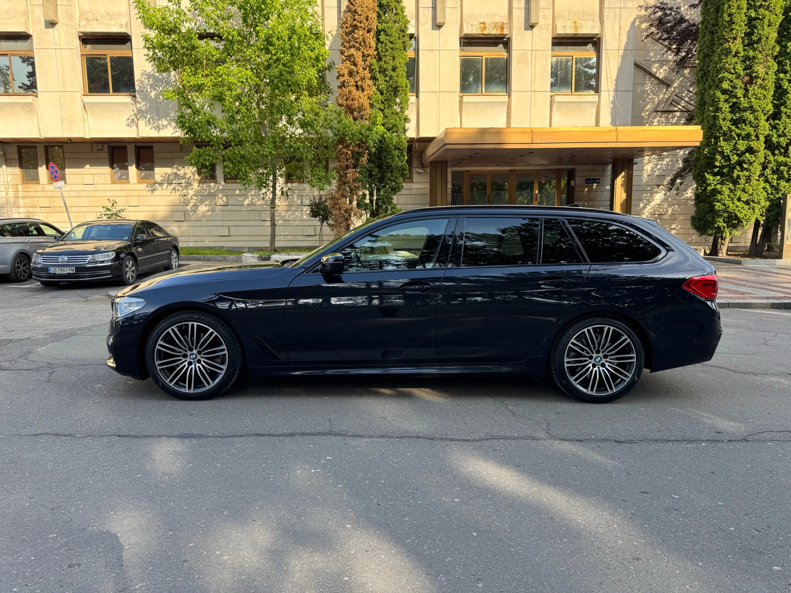 BMW 520 d xDrive M Sport Touring, снимка 4 - Автомобили и джипове - 56097614