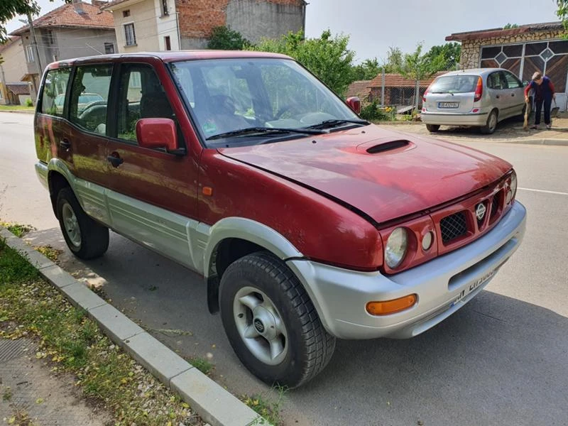 Nissan Terrano 2,4i, снимка 1 - Автомобили и джипове - 47066498