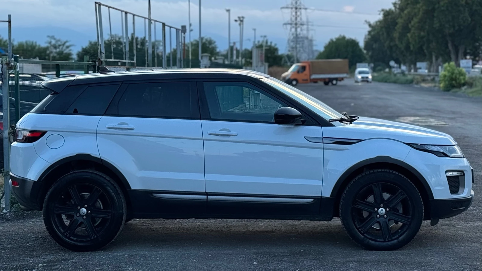 Land Rover Range Rover Evoque 2.0L= TD4= 4WD= FACELIFT= KEYLESS= LANE KEEP= BLIN - изображение 4