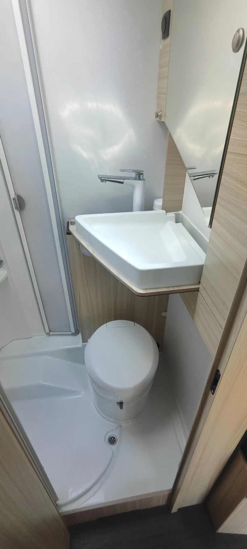 Кемпер Adria Sun Living S70SL, снимка 15 - Каравани и кемпери - 48256181