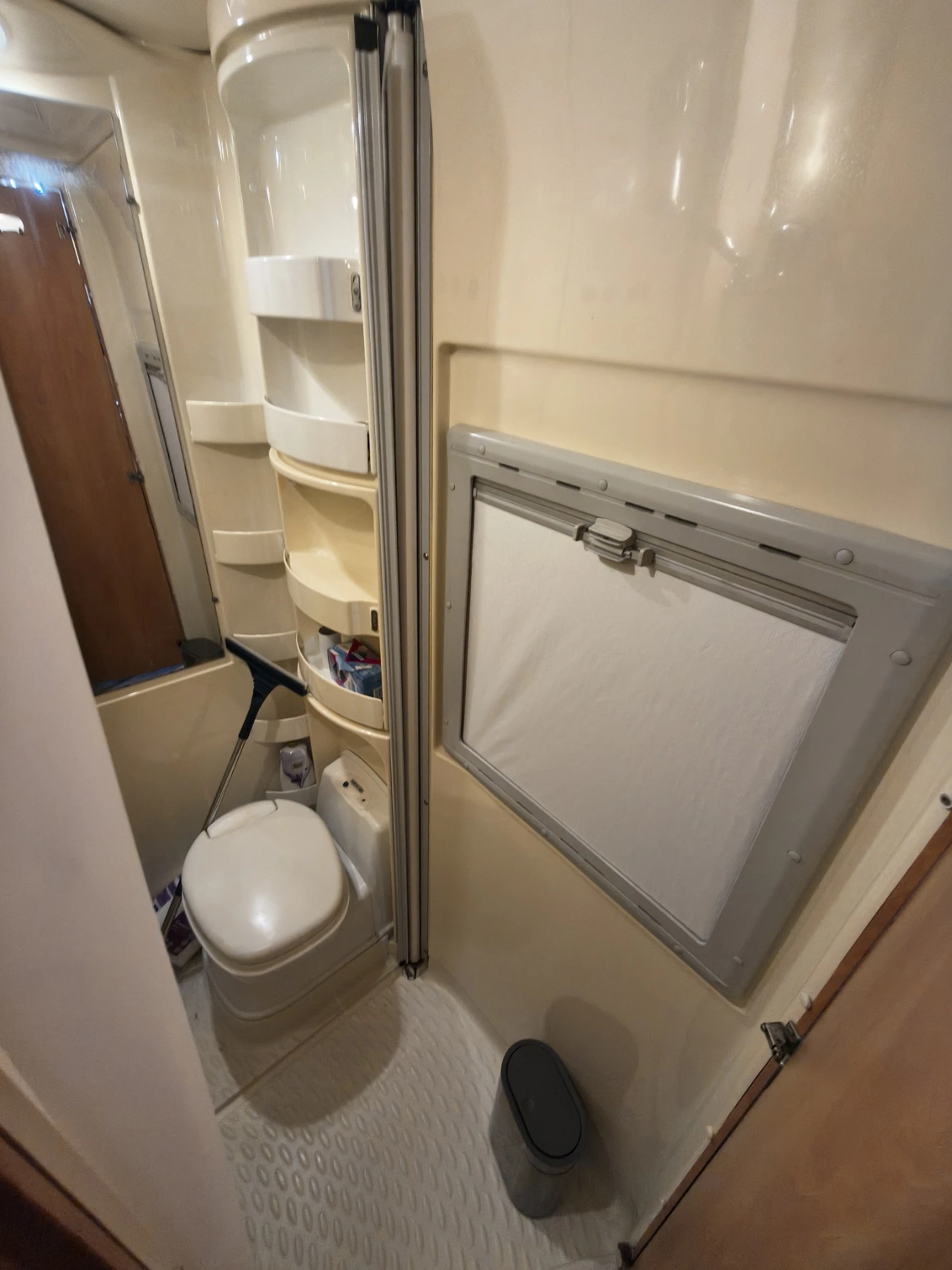 Кемпер Knaus Travel Liner + ALDE, снимка 11 - Каравани и кемпери - 55568749