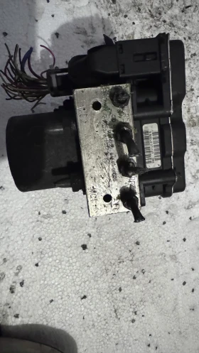 Спирачна помпа ABS за Toyota Corolla 2007, снимка 2