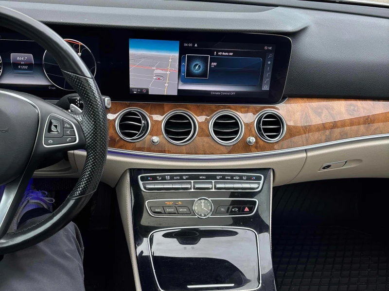 Mercedes-Benz E 400 4MATIC * * CARFAX * * АВТО КРЕДИТ * * , снимка 9 - Автомобили и джипове - 52356451