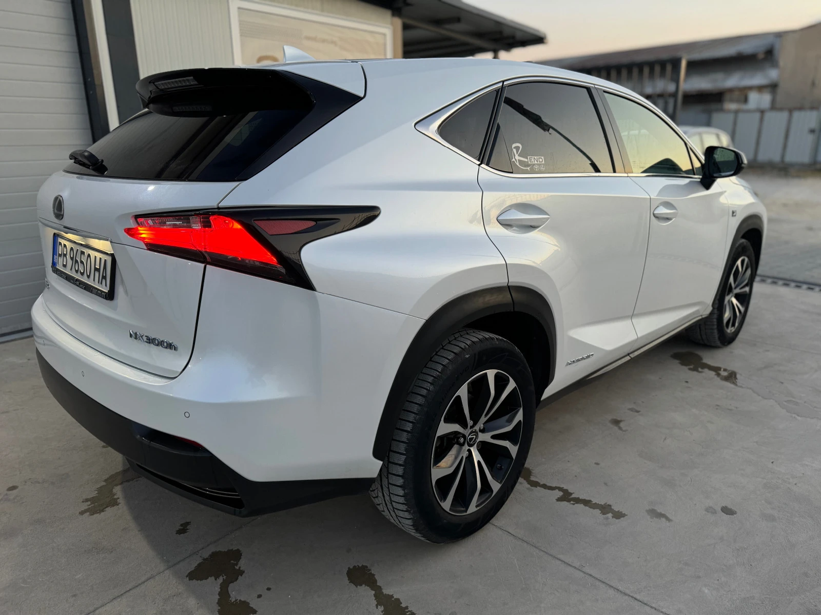 Lexus NX 300h F-Sport 2.5 Hybrid  - изображение 3