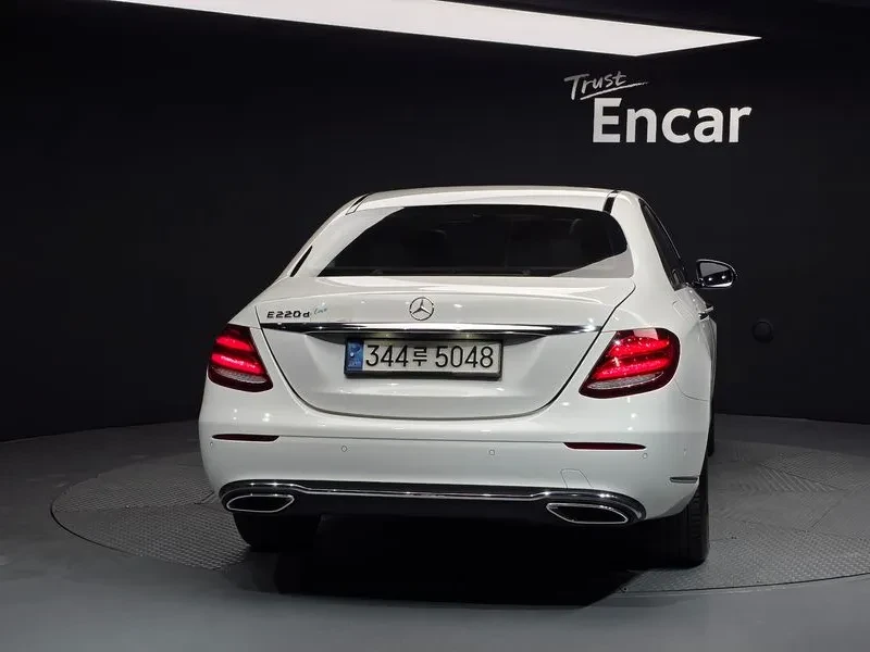 Mercedes-Benz E 220 Exclusive, снимка 4 - Автомобили и джипове - 54830439