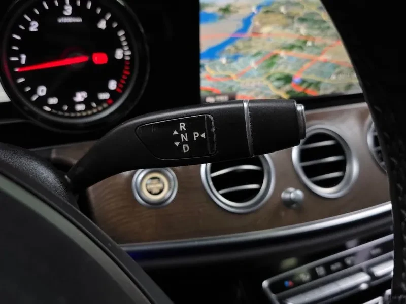 Mercedes-Benz E 220 Exclusive, снимка 9 - Автомобили и джипове - 54830439