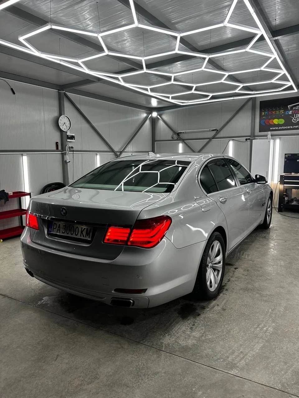 BMW 740 xDrive Individual - изображение 4