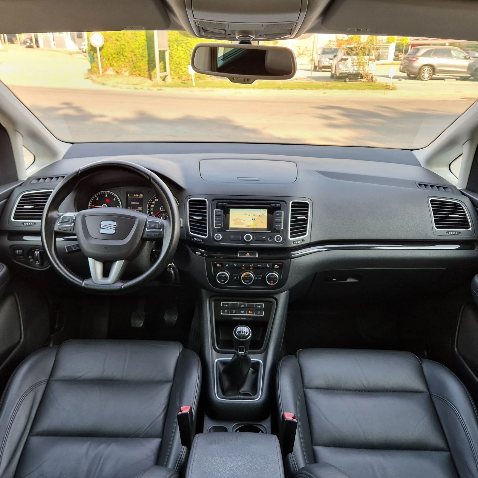 VW Sharan 2.0TDi 140K.4X4 7-МЕСТА/ЕЛ.ВРАТИ/КОЖА/ПАНОР/ПЕЧКА , снимка 13 - Автомобили и джипове - 55564918