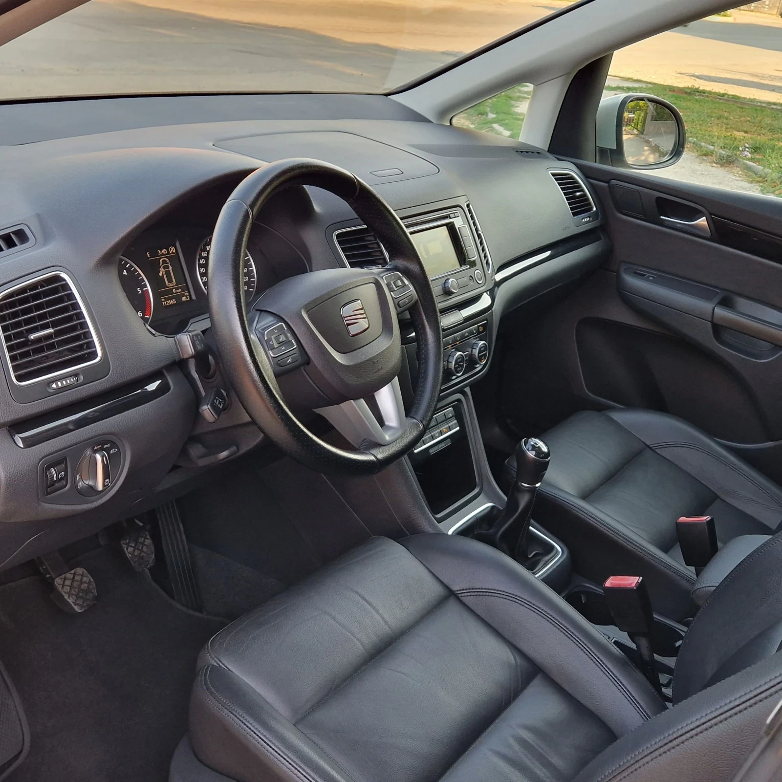 VW Sharan 2.0TDi 140K.4X4 7-МЕСТА/ЕЛ.ВРАТИ/КОЖА/ПАНОР/ПЕЧКА , снимка 9 - Автомобили и джипове - 55564918
