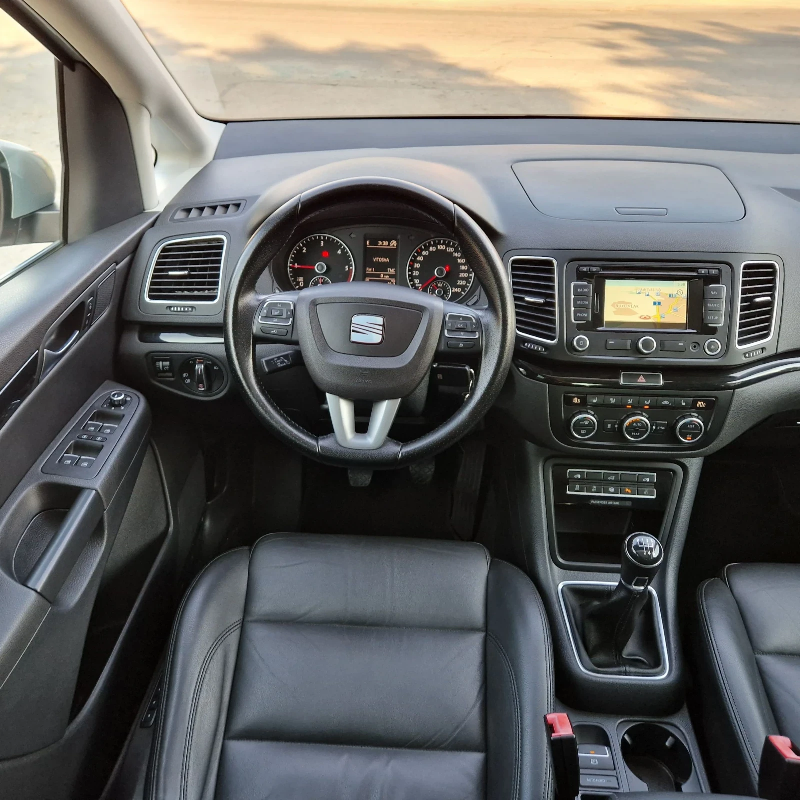VW Sharan 2.0TDi 140K.4X4 7-МЕСТА/ЕЛ.ВРАТИ/КОЖА/ПАНОР/ПЕЧКА , снимка 14 - Автомобили и джипове - 55564918