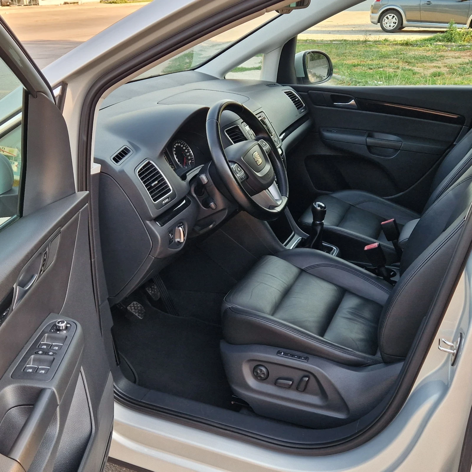 VW Sharan 2.0TDi 140K.4X4 7-МЕСТА/ЕЛ.ВРАТИ/КОЖА/ПАНОР/ПЕЧКА , снимка 8 - Автомобили и джипове - 55564918