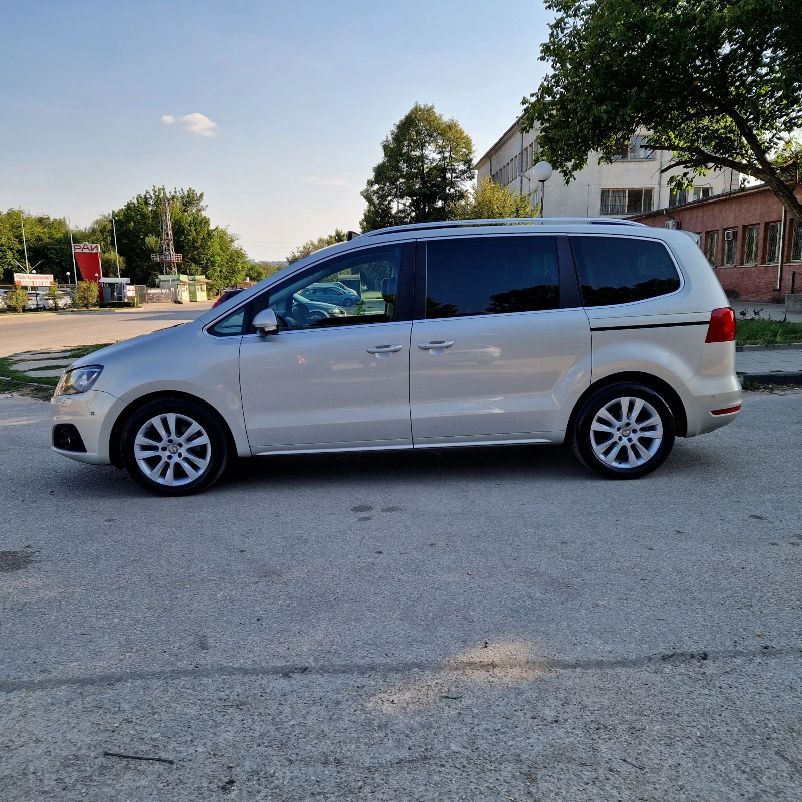 VW Sharan 2.0TDi 140K.4X4 7-МЕСТА/ЕЛ.ВРАТИ/КОЖА/ПАНОР/ПЕЧКА , снимка 4 - Автомобили и джипове - 55564918