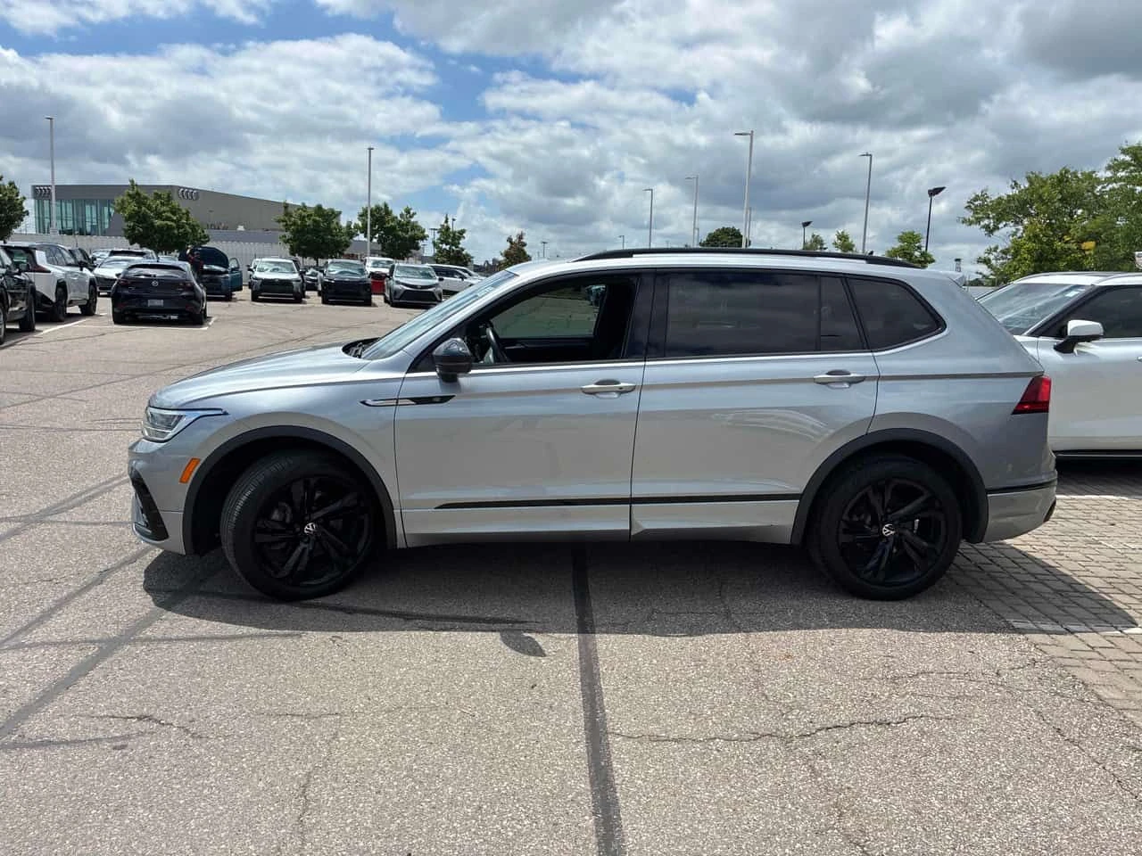 VW Tiguan * Comfortline R Line Black Edition * CARFAX * БЕЗ , снимка 2 - Автомобили и джипове - 54859857