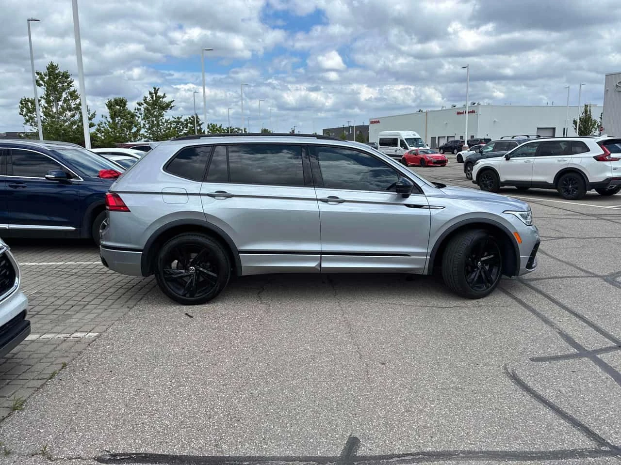 VW Tiguan * Comfortline R Line Black Edition * CARFAX * БЕЗ , снимка 3 - Автомобили и джипове - 54859857