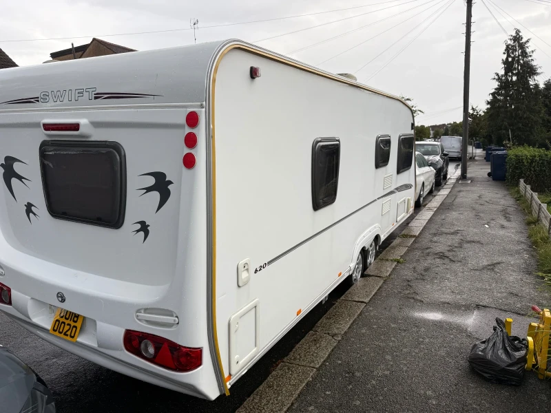 Каравана Swift CHARISMA СПАЛНЯ , снимка 2 - Каравани и кемпери - 52965173