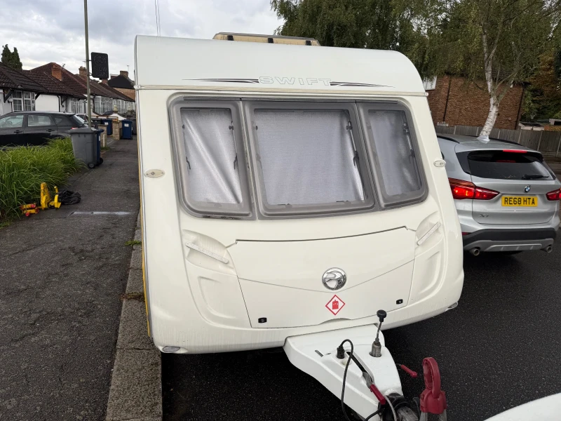 Каравана Swift CHARISMA СПАЛНЯ , снимка 3 - Каравани и кемпери - 52965173