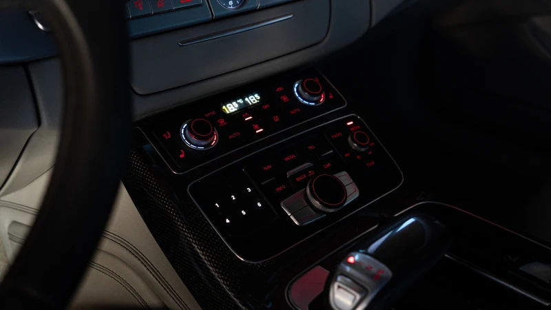 Audi S8 4.0 TFSI MATRIX/CARBON/MASSAGE/360/PANO, снимка 11 - Автомобили и джипове - 53140594