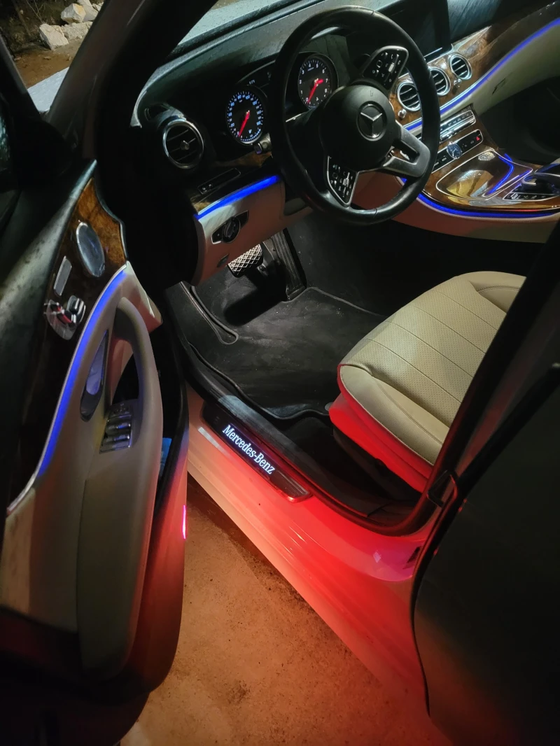 Mercedes-Benz E 300 4 Matic, снимка 15 - Автомобили и джипове - 52650050