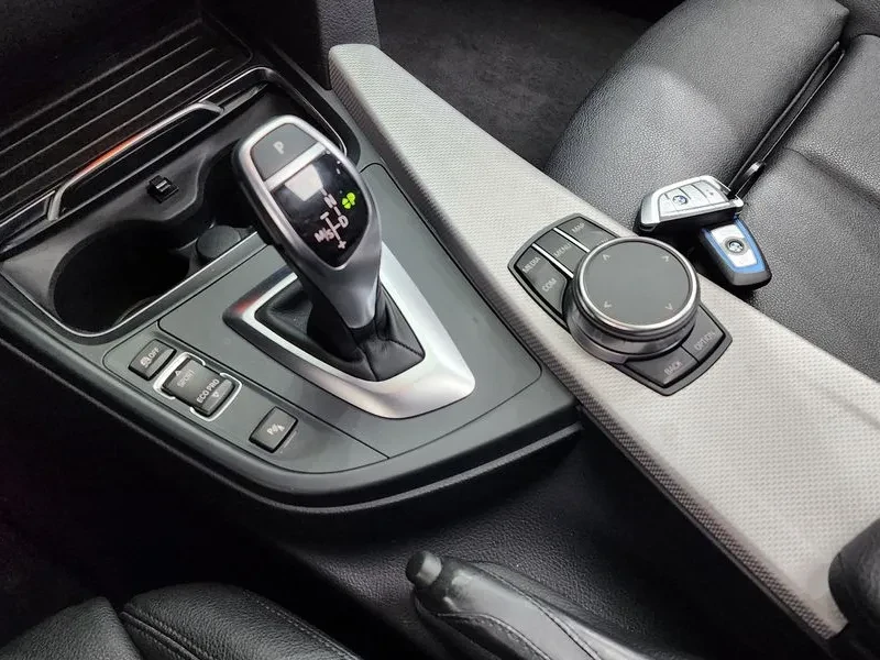 BMW 320 i - САМО 30% АВАНС, снимка 9 - Автомобили и джипове - 56304456