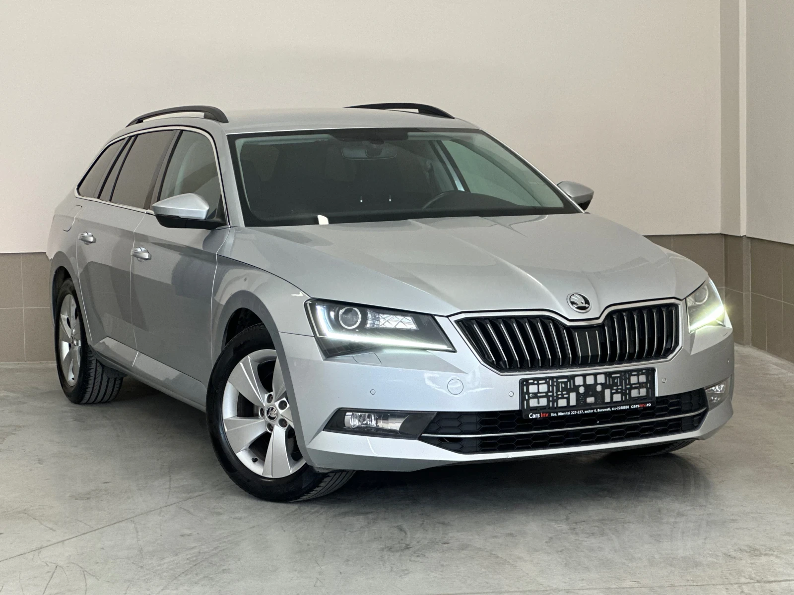 Skoda Superb 2.00D/4x4/MATRIX/РЪЧКА/История в Skoda/ЗА ЦЕНИТЕЛИ, снимка 2 - Автомобили и джипове - 54529005