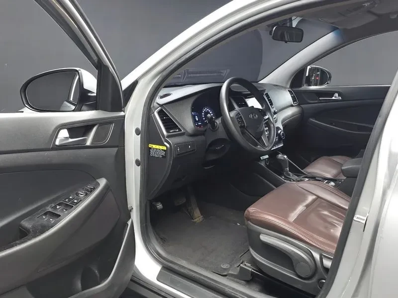 Hyundai Tucson 1.7 2WD STYLE, снимка 10 - Автомобили и джипове - 55801459