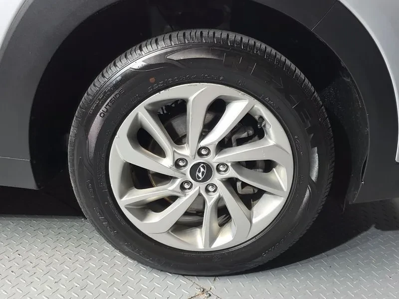 Hyundai Tucson 1.7 2WD STYLE, снимка 5 - Автомобили и джипове - 55801459