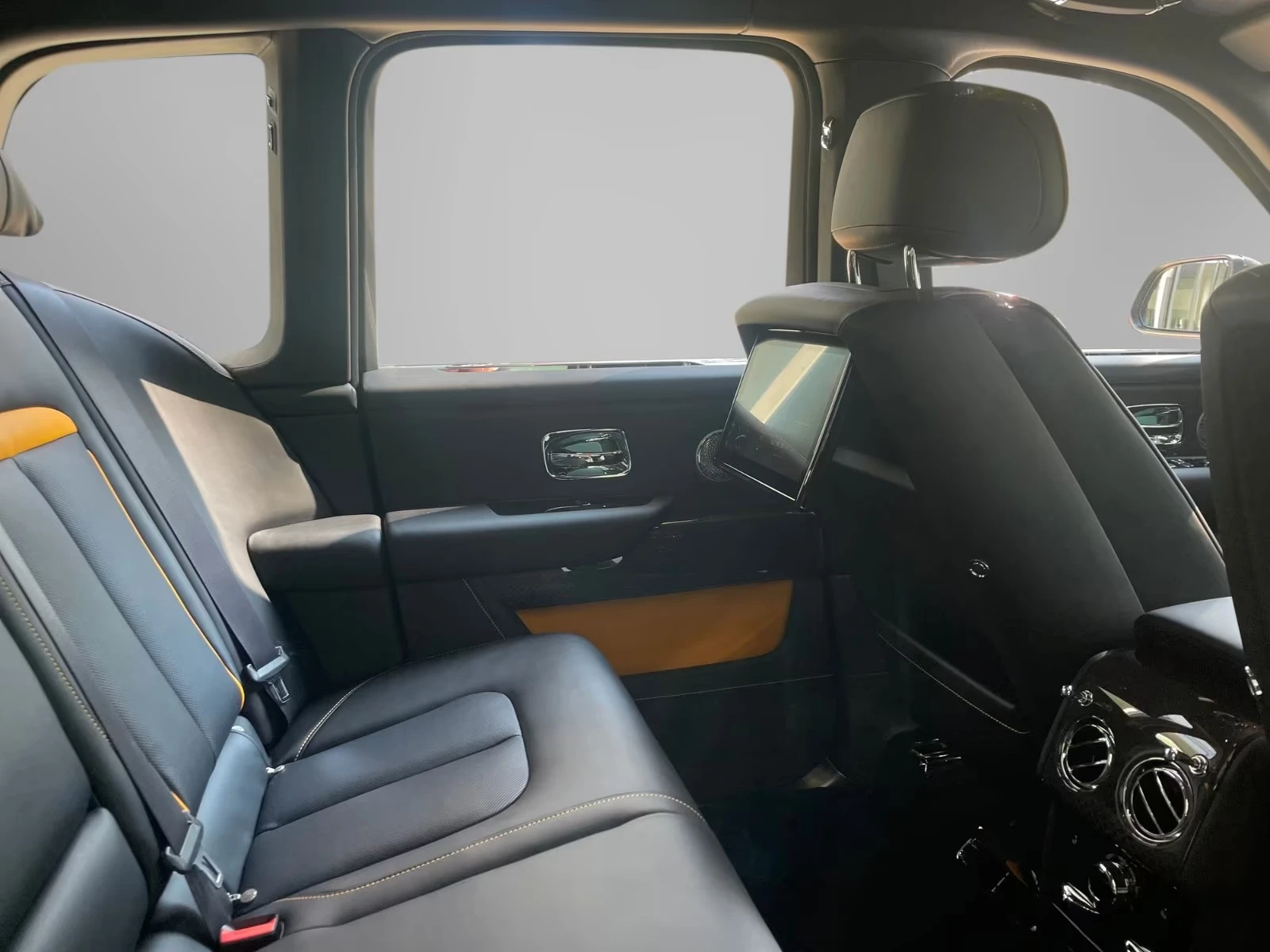 Rolls-Royce Cullinan Black Badge Shooting Star Bespoke, снимка 10 - Автомобили и джипове - 54667900