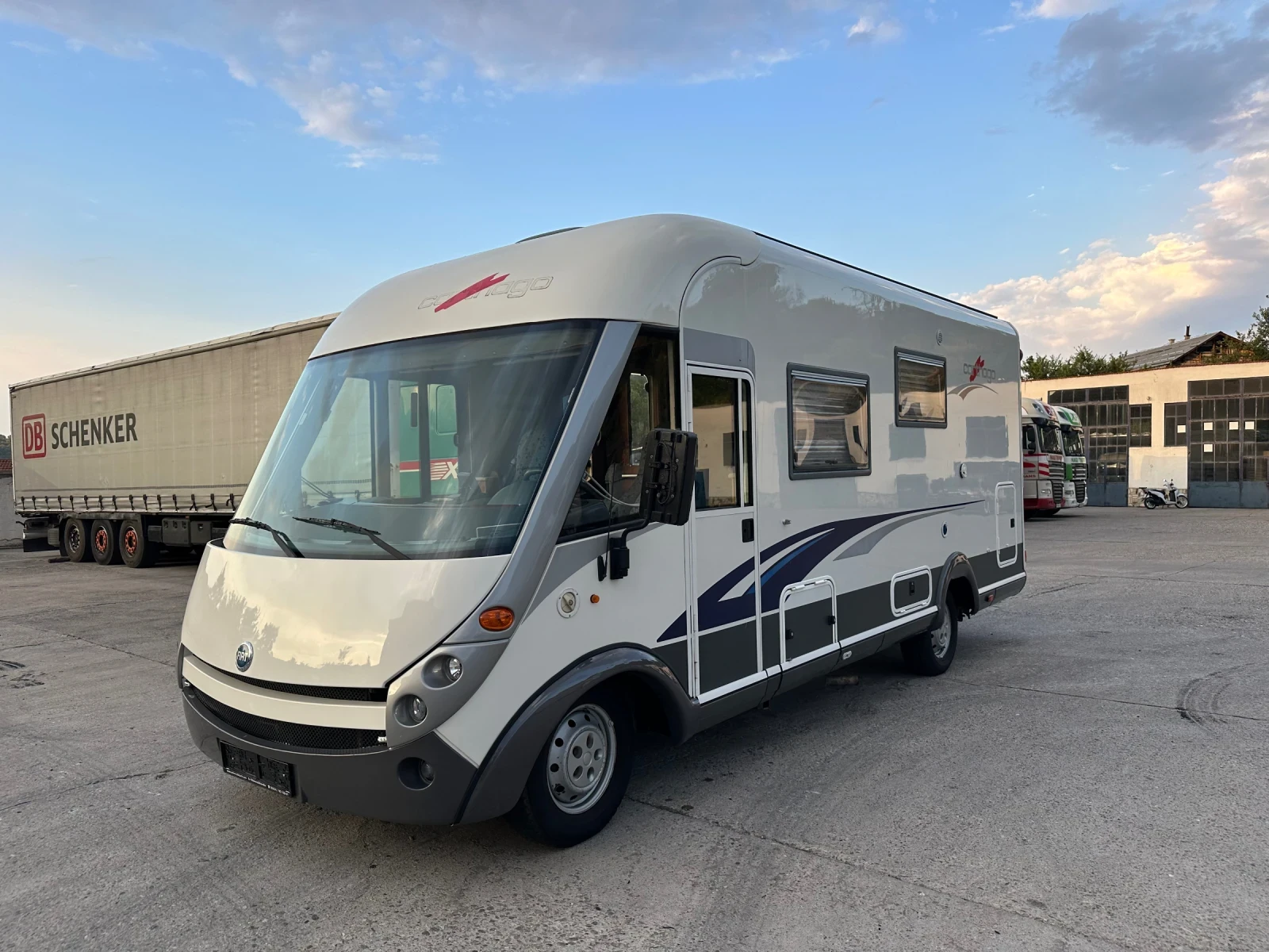 Кемпер Carthago E-Line 2.8 Jtd, снимка 3 - Каравани и кемпери - 53723141