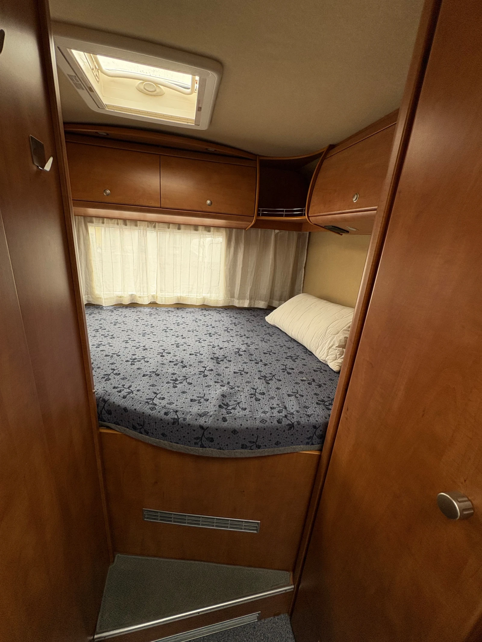 Кемпер Carthago E-Line 2.8 Jtd, снимка 12 - Каравани и кемпери - 53723141