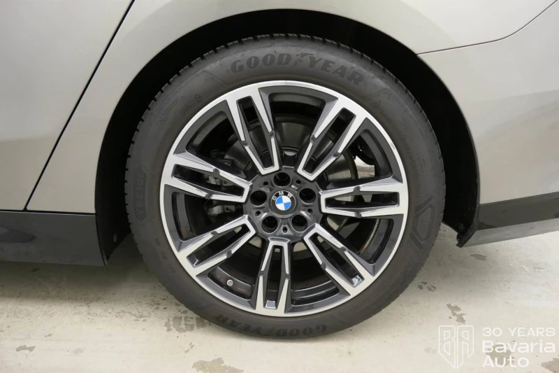 BMW 520 i M Sport Paket Steptronic, снимка 13 - Автомобили и джипове - 52727235