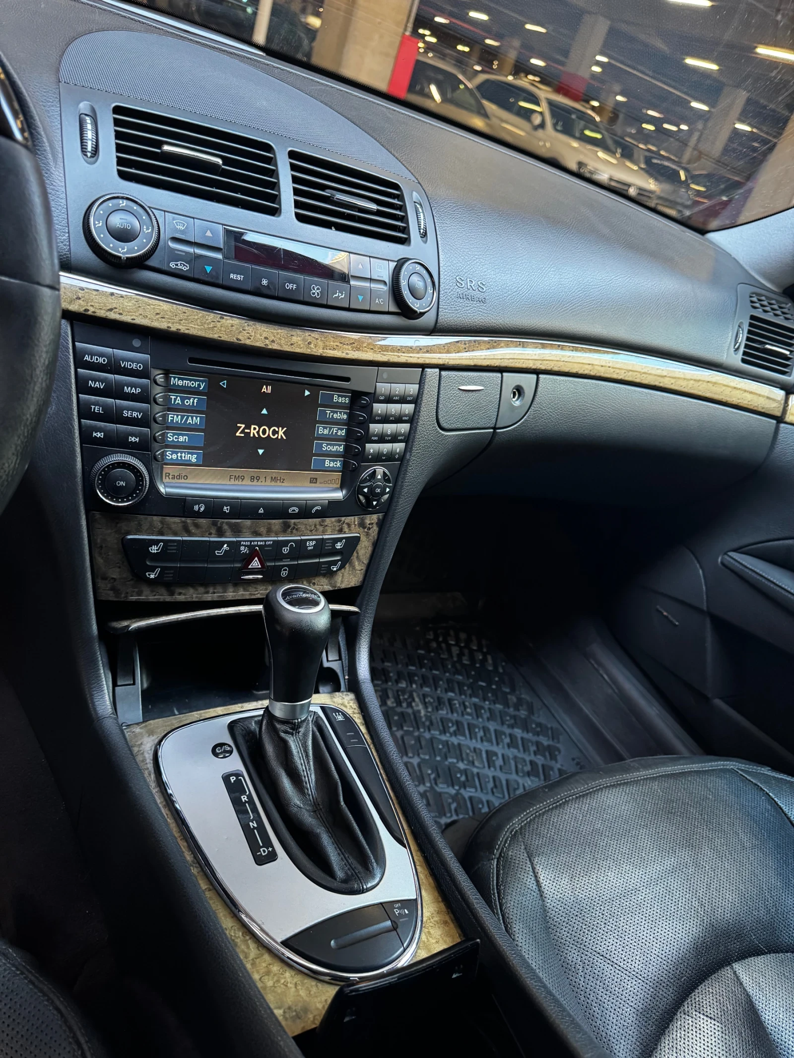 Mercedes-Benz E 320 4-MATIC, снимка 6 - Автомобили и джипове - 54408243