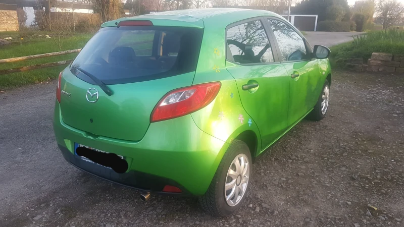 Mazda 2 1.3i, снимка 4 - Автомобили и джипове - 48456584