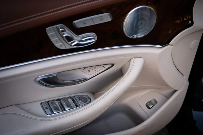 Mercedes-Benz E 400 4MATIC* DESIGNO* BURMESTER* PANO* KEYLESS, снимка 10 - Автомобили и джипове - 53110851